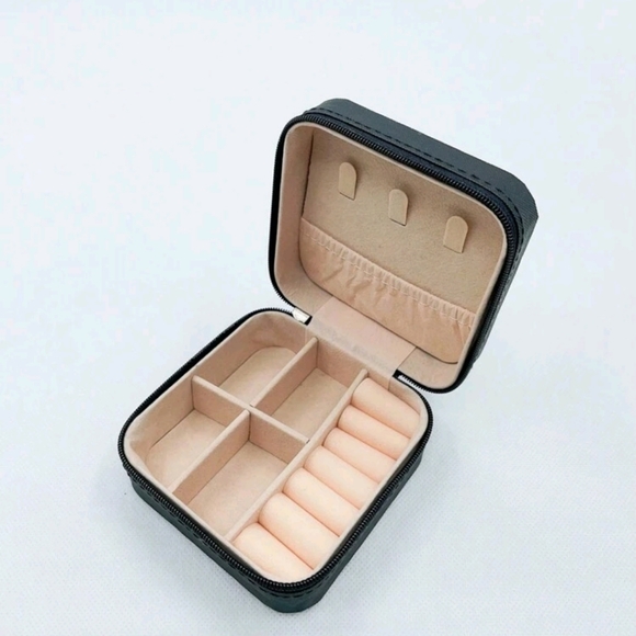Jewelry - Travel jewelry case
